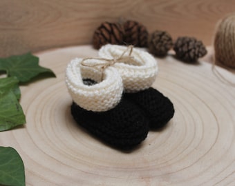 Petits chaussons pour bébé taille naissance couleur noir et écru en laine tricot tricoté main