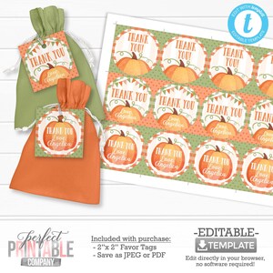 Könnte beinhalten: Druckbare Dankeschön-Etiketten mit einem Kürbis-Design. Die Etiketten sind 5 cm x 5 cm groß und zeigen einen Aquarell-Kürbis auf einem grün-orange karierten Hintergrund. Der Text auf den Etiketten lautet "Danke" mit der Möglichkeit, einen Namen hinzuzufügen. Die Etiketten sind editierbar und können als JPEG oder PDF gespeichert werden.