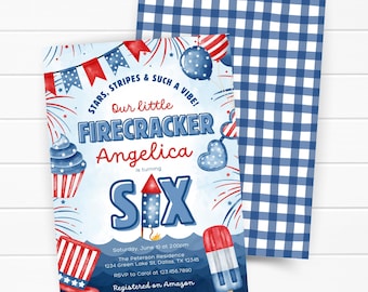 Pode incluir: Um cartão de convite de aniversário com gráficos patrióticos em vermelho, branco e azul, incluindo fogos de artifício, um cupcake, uma cartola e um picolé. O texto diz: Stars, Stripes & Such A Vibe! Our little Firecracker Angelica is turning SIX.