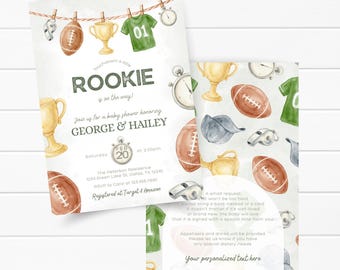 Pode incluir: Convite de chá de bebé em aquarela com tema de futebol. O convite apresenta bolas de futebol, troféus, uma camisa verde e a palavra "ROOKIE". O convite é para George & Hailey, com data e hora.