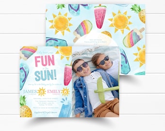 Pode incluir: Um convite de duas faces com tema de verão. A frente apresenta o texto "FUN in the SUN!" com uma foto de duas crianças usando óculos de sol. A parte de trás tem um padrão de sóis, picolés e chinelos.