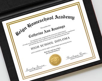 Pode incluir: Um diploma do ensino médio da Reign Homeschool Academy, apresentado em uma pasta preta. O diploma apresenta letras douradas e um selo dourado, com o nome Catherine Ann Jennings. O texto inclui a data de 6 de junho de dois mil e vinte e seis.