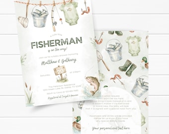 Pode incluir: Convite para chá de bebé com tema de pesca, com o texto "A cute little FISHERMAN is on the way!". A ilustração inclui desenhos de equipamento de pesca, roupa de bebé e peixes.