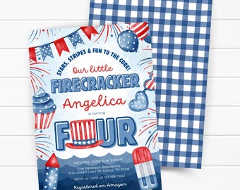 Pode incluir: Um cartão de convite de aniversário com gráficos patrióticos em vermelho, branco e azul, incluindo fogos de artifício, um cupcake, um foguete e um picolé. O texto diz: Stars, Stripes & Fun to the Core! Our little Firecracker Angelica is turning FOUR.