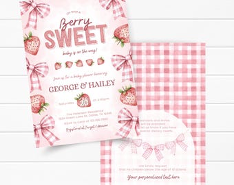 Pode incluir: Convite rosa para chá de bebé com padrão xadrez e ilustrações de morangos. O texto diz "Berry Sweet" e inclui nomes, data, hora e local. O convite é decorado com laços e morangos.