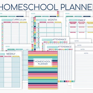 Può includere: Un set di pagine di pianificazione homeschool stampabili con strisce colorate e una copertina che dice "Homeschool Planner". Le pagine includono sezioni per il curriculum, il calendario mensile, l'orario giornaliero, l'orario settimanale, la presenza e le note.