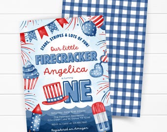 Pode incluir: Um cartão de convite de aniversário com gráficos patrióticos em vermelho, branco e azul, incluindo fogos de artifício, um cupcake, uma cartola e um picolé. O texto diz: Stars, Stripes & Lots of Fun! Our little Firecracker Angelica is turning ONE.