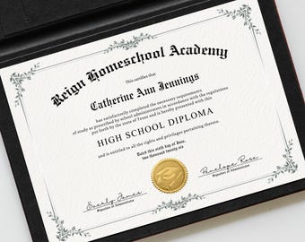 Pode incluir: Um diploma do ensino médio da Reign Homeschool Academy, apresentado em uma pasta preta. O diploma apresenta bordas ornamentadas, o nome Catherine Ann Jennings e o texto "HIGH SCHOOL DIPLOMA". Um selo dourado está na parte inferior.