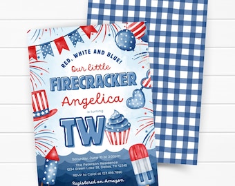 Pode incluir: Convite de aniversário retangular com gráficos patrióticos em vermelho, branco e azul: fogos de artifício, cartola, óculos de coração, cupcake e foguete. Texto: RED, WHITE AND BLUE! Our little FIRECRACKER Angelica is turning TWO. Saturday, June 10 at 2:00pm, The Peterson Residence, 1234 Green Lake St, Dallas, TX 12345, RSVP to Carol at 123.456.7890, Registered on Amazon. O verso tem um padrão de xadrez vichy azul e branco.