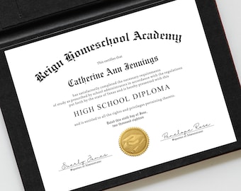 Pode incluir: Um diploma do ensino médio da Reign Homeschool Academy, apresentado em uma pasta preta. O diploma é branco com texto preto, incluindo o nome do destinatário, Catherine Ann Jennings, e um selo dourado.