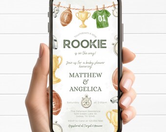 Pode incluir: Um smartphone exibe um convite para um chá de bebé com tema de futebol americano. O convite apresenta ilustrações em aquarela de bolas de futebol, troféus e uma camisa. O texto inclui "ROOKIE is on the way!" e detalhes para o chá de bebé de Matthew & Angelica.