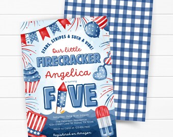 Pode incluir: Um cartão de convite de aniversário com gráficos patrióticos em vermelho, branco e azul, incluindo fogos de artifício, um cupcake, um foguete e uma cartola. O texto diz: Stars, Stripes & Such A Vibe! Our little Firecracker Angelica is turning FIVE.