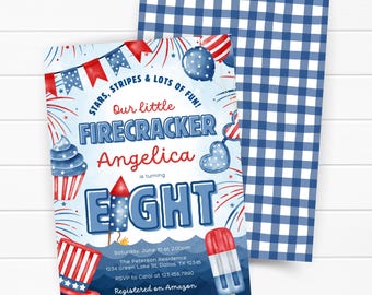 Pode incluir: Um cartão de convite retangular com tema patriótico em vermelho, branco e azul, com ilustrações de fogos de artifício, um cupcake, um foguete, uma cartola e um picolé. O texto diz Stars, Stripes & Lots of Fun! Our little Firecracker Angelica is turning EIGHT, com detalhes do evento e um padrão xadrez vichy azul e branco no verso.