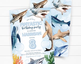 Pode incluir: Um cartão de convite de aniversário com ilustrações em aquarela de vários tubarões, corais e bolhas em um fundo azul claro. O texto diz: Join us for a FINTASTIC birthday party to celebrate HARRISON turning 8, Saturday, June 27 at 2:00pm, The Peterson Residence, 945 W Villaret Blvd, San Antonio, TX 78224, Registered at Target.