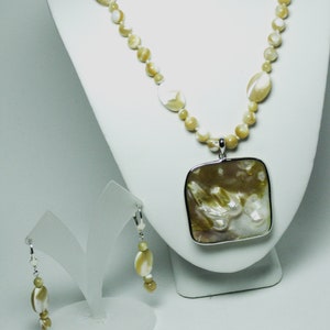 Framed blister pearl pendant mother-of-pearl necklace earring set silver. Mother-of-pearl necklace earring set silver blister pearl pendant.