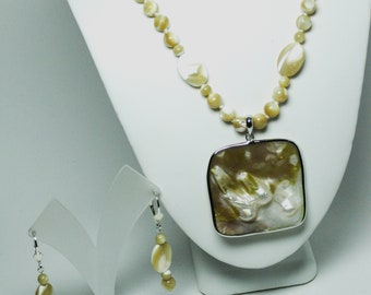 Framed blister pearl pendant mother-of-pearl necklace earring set silver. Mother-of-pearl necklace earring set silver blister pearl pendant.