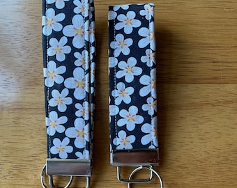 Black and White Flower Patterned Fabric Wristlet Key Fob