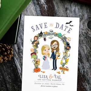 K&ouml;nnte beinhalten: Save the Date Karte mit einer skurrilen Illustration eines Paares, das unter einem mit Halloween-Symbolen geschm&uuml;ckten Torbogen heiratet. Der Text lautet "Save the Date, Lisa & Cal heiraten! 31. Oktober 2020, North Wales, PA, formelle Einladung folgt."