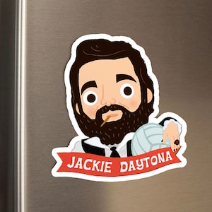 Puede incluir: Una ilustración de dibujos animados de un hombre con barba y bigote sosteniendo un balón de voleibol. Lleva una camisa blanca con un chaleco negro y una cinta roja que dice "Jackie Daytona".