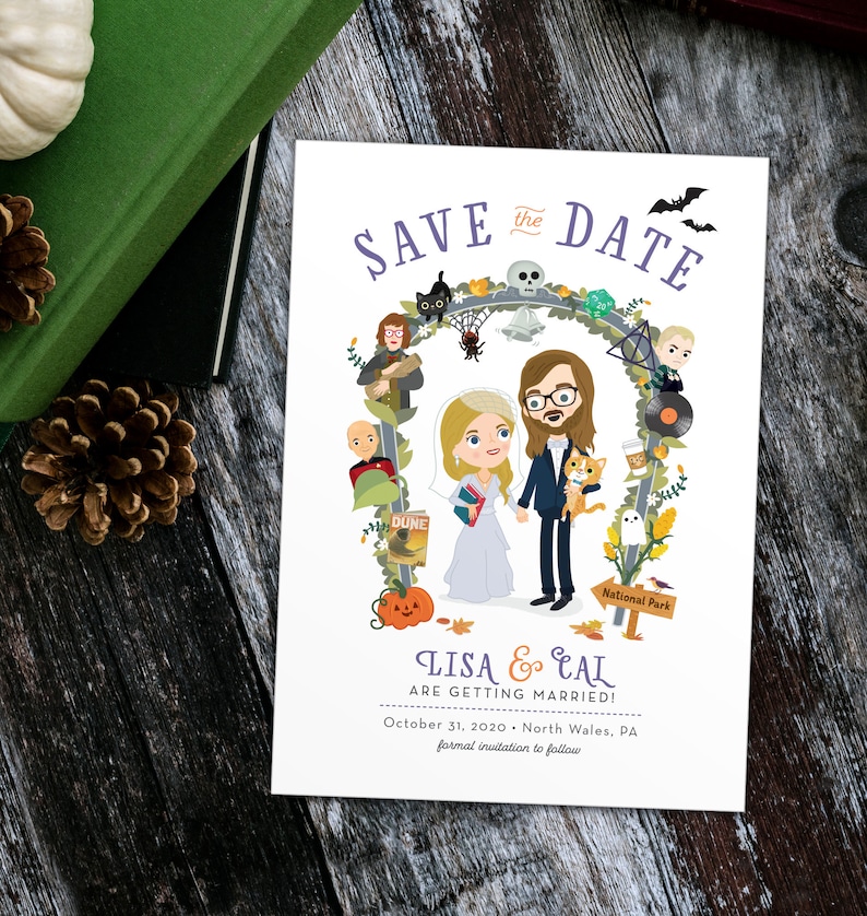 K&ouml;nnte beinhalten: Save the Date Karte mit einer skurrilen Illustration eines Paares, das unter einem mit Halloween-Symbolen geschm&uuml;ckten Torbogen heiratet. Der Text lautet "Save the Date, Lisa & Cal heiraten! 31. Oktober 2020, North Wales, PA, formelle Einladung folgt."