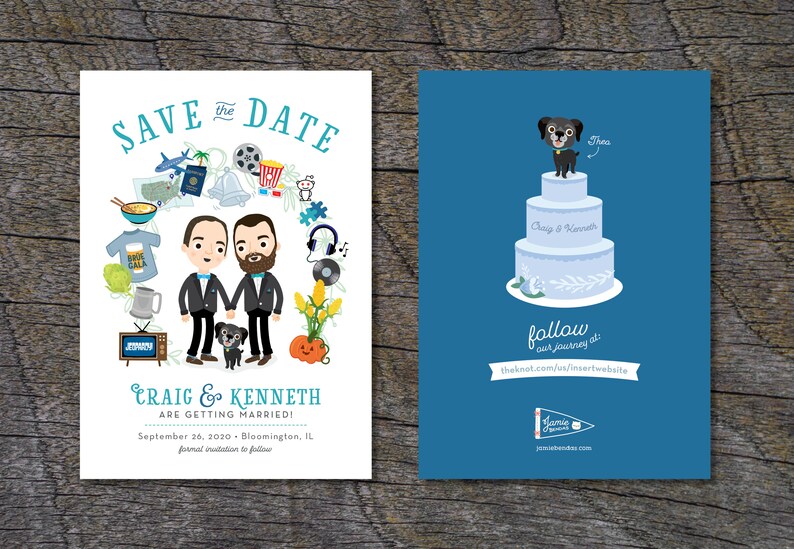 K&ouml;nnte beinhalten: Save the date Hochzeitsank&uuml;ndigung mit einer Cartoon-Illustration von zwei M&auml;nnern, die sich an den H&auml;nden halten und einen Hund dabei haben. Die Ank&uuml;ndigung enth&auml;lt die Namen des Paares, Craig und Kenneth, das Datum 26. September 2020 und den Ort Bloomington, IL. Die Ank&uuml;ndigung enth&auml;lt auch eine Vielzahl von Symbolen, die die Interessen des Paares repr&auml;sentieren, wie z. B. ein Flugzeug, eine Kamera, eine Glocke, ein Bierkrug, ein Fernseher, ein Plattenspieler und ein K&uuml;rbis.