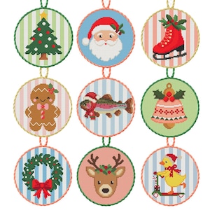 Puede incluir: Un conjunto de nueve adornos circulares de punto de cruz con motivos navideños que incluyen un árbol de Navidad, Santa Claus, patín de hielo, hombre de jengibre, pez, campana, corona, reno y un pato en patinete, con fondos a rayas.