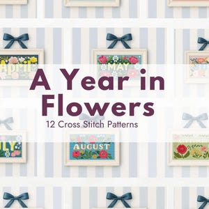 以下が含まれることがあります： 12か月の花のデザインと月の名前が描かれた、額縁に入ったクロスステッチのパターンが12個。フレームには青いリボンが飾られており、「A Year in Flowers」の文字が中央に表示されています。