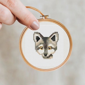 Wolf Cross Stitch patroon, mini dieren Cross Stitch, Wolf borduurwerk, kinderkamer hoepel kunst, bos, PDF-formaat, Instant Download, kleine grafiek