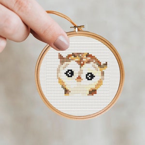 Uil Cross Stitch patroon, mini kruissteek, dieren kruissteek, uil borduurwerk, kinderkamer hoepel kunst, bos, PDF-formaat, kleine grafiek, klein