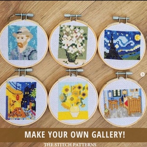Puede incluir: Seis aros de bordado redondos con diferentes pinturas famosas bordadas con hilo de colores. Las pinturas incluyen La noche estrellada, Los girasoles, El dormitorio y un autorretrato de Vincent Van Gogh. Los aros se muestran sobre una superficie de madera. &iexcl;Crea tu propia galer&iacute;a! Los patrones de punto de cruz.