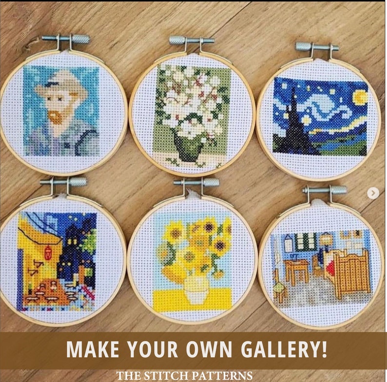 Puede incluir: Seis aros de bordado redondos con diferentes pinturas famosas bordadas con hilo de colores. Las pinturas incluyen La noche estrellada, Los girasoles, El dormitorio y un autorretrato de Vincent Van Gogh. Los aros se muestran sobre una superficie de madera. &iexcl;Crea tu propia galer&iacute;a! Los patrones de punto de cruz.