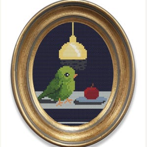 Könnte beinhalten: Ein grüner Vogel sitzt auf einem Tisch mit einem roten Apfel und einer gelben Leuchte, die darüber hängt.