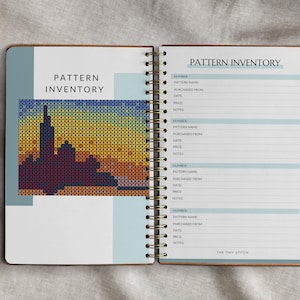 Pode incluir: Um caderno espiral com capa azul claro e branca. A capa tem o texto "Pattern Inventory" e uma pequena imagem de um horizonte da cidade. As p&aacute;ginas internas s&atilde;o pautadas e t&ecirc;m cabe&ccedil;alhos para "N&uacute;mero", "Nome do padr&atilde;o", "Comprado de", "Data", "Pre&ccedil;o" e "Notas".