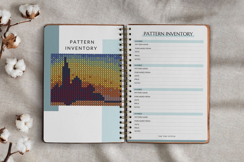 Pode incluir: Um caderno espiral com capa azul claro e branca. A capa tem o texto "Pattern Inventory" e uma pequena imagem de um horizonte da cidade. As p&aacute;ginas internas s&atilde;o pautadas e t&ecirc;m cabe&ccedil;alhos para "N&uacute;mero", "Nome do padr&atilde;o", "Comprado de", "Data", "Pre&ccedil;o" e "Notas".