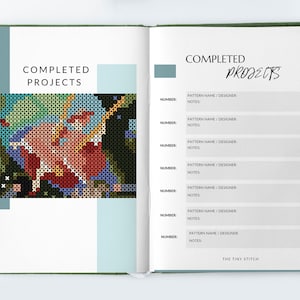 Pode incluir: Uma p&aacute;gina de um di&aacute;rio de projetos de ponto cruz com um design de ponto cruz floral colorido conclu&iacute;do. A p&aacute;gina tem uma se&ccedil;&atilde;o para projetos conclu&iacute;dos com espa&ccedil;os para registrar o nome do padr&atilde;o, o designer e as notas.