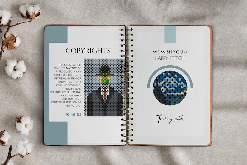 Pode incluir: Um caderno branco com uma capa azul e branca. A p&aacute;gina da esquerda tem a palavra "COPYRIGHTS" em texto preto e uma imagem de ponto cruz de um homem de terno e chap&eacute;u. A p&aacute;gina da direita tem o texto "WE WISH YOU A HAPPY STITCH!" em texto preto e uma imagem de ponto cruz de uma cena noturna estrelada. O texto "The tiny stitch" est&aacute; abaixo da imagem.