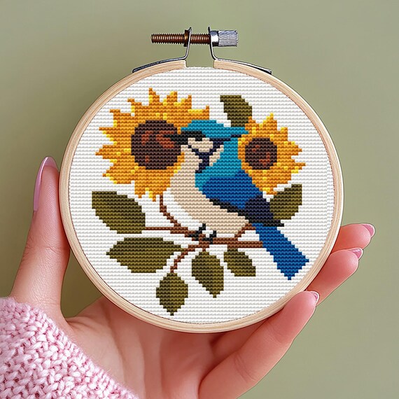 青い鳥とひまわりのクロスステッチパターン：鮮やかな夏のフープアート