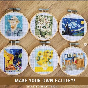 K&ouml;nnte beinhalten: Sechs runde Stickrahmen mit verschiedenen ber&uuml;hmten Gem&auml;lden, die mit buntem Garn gestickt sind. Die Gem&auml;lde umfassen die Sternennacht, Sonnenblumen, das Schlafzimmer und ein Selbstbildnis von Vincent van Gogh. Die Rahmen sind auf einer Holzoberfl&auml;che angeordnet.  Erstelle deine eigene Galerie! Die Stickmuster.