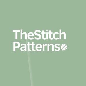 Puede incluir: Texto blanco sobre un fondo verde salvia que dice "TheStitch Patterns" con un s&iacute;mbolo de tr&eacute;bol de cuatro hojas.