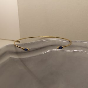 Petite vergulde blauwe saffier armband.