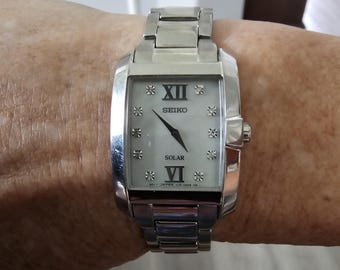 Damklocka från Seiko Solar i rostfritt stål med diamanter.