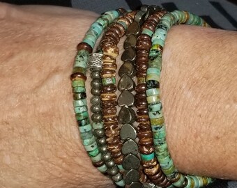 Set di braccialetti elastici con perline di turchese, cocco, argento e pirite. 6 fili