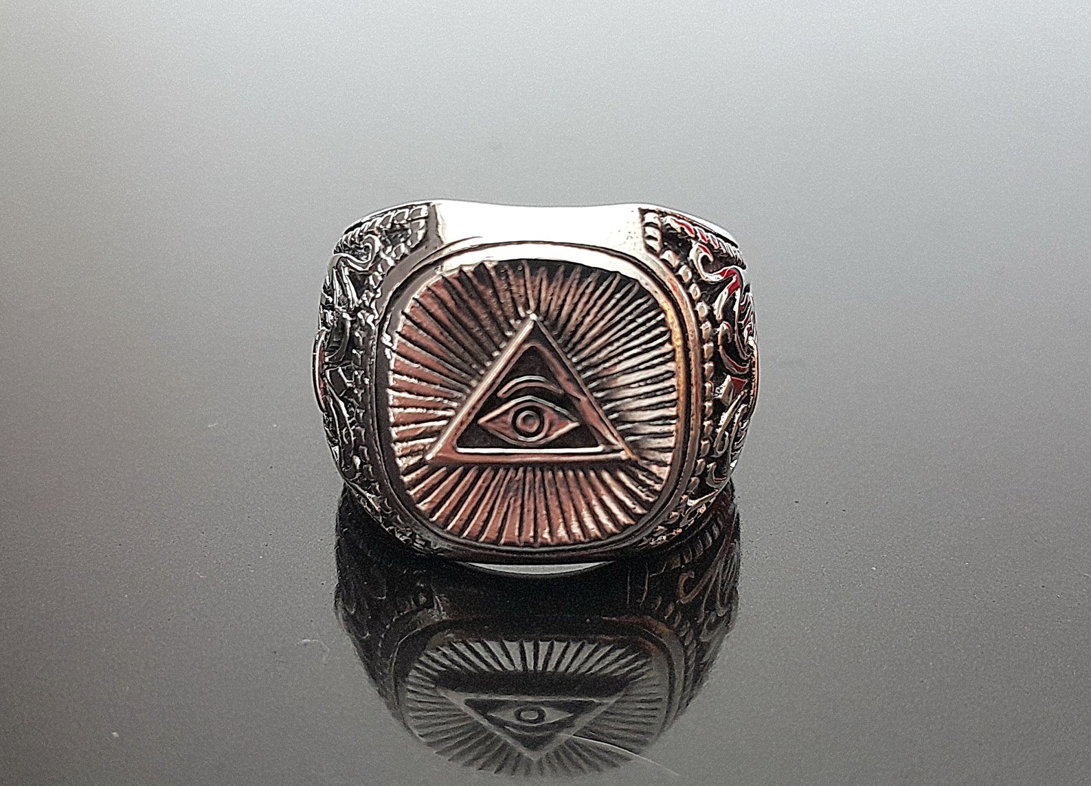Кольцо всевидящее око. Печатка иллюминатов. Перстень лучезарная дельта. Перстень империя серебро 84 ид. Кольцо illuminati.