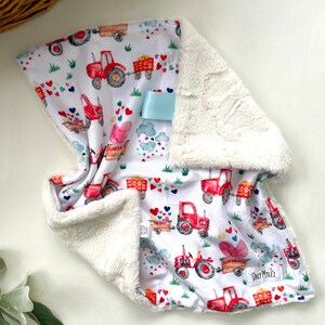Lovey : Tracteur Lovey. Cadeau pour bébé neutre en matière de genre. Couverture Lovey. Minky Baby Lovey. Couverture de sécurité. Couverture pour bébé Saint-Valentin