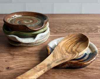 Reposacucharas de cerámica moteada hecho a mano / Soporte para utensilios de cocina de gres