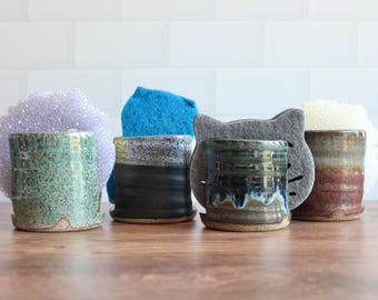 Ceramiczny uchwyt na gąbkę w kropki // Półka na zlew kuchenny // Ręcznie wykonany kamionkowy stojak na mydło i gąbkę