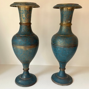 Un par de jarrones de latón grabado vintage de 12.0 in, jarrones de trompeta india, jarrones de tulipán de latón macizo grabado, decoración bohemia esmaltada azul
