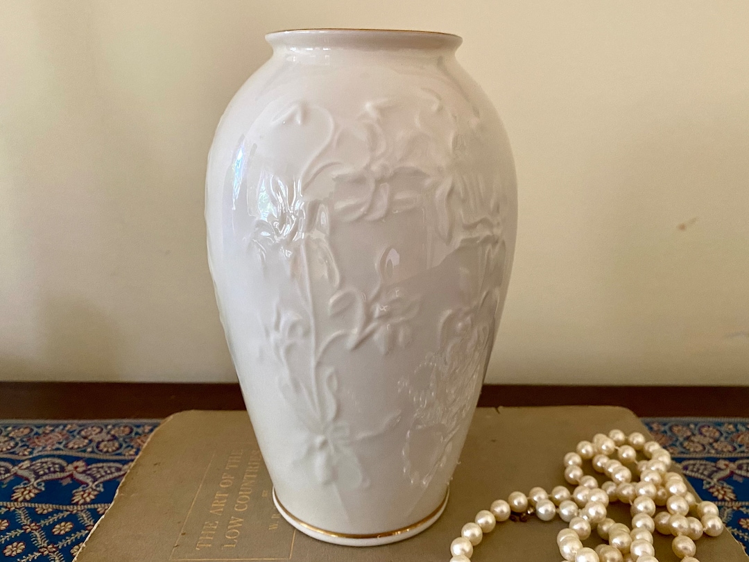 Lenox Masterpiece Collection Vase 7 1/4” Ivory With 24K Gold Trim