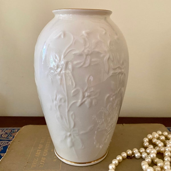 Lenox Masterpiece Collection Vase 7 1/4” Ivory With 24K Gold Trim Vintage