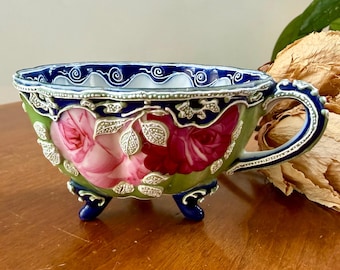Antyczna filiżanka do herbaty z japońskiego Moriages w kolorze kobaltowo-niebieskim, z różowymi różami, bez oznaczeń, z królewskim niebieskim i białym koralikiem, antyczny wystrój, antyczna filiżanka do herbaty